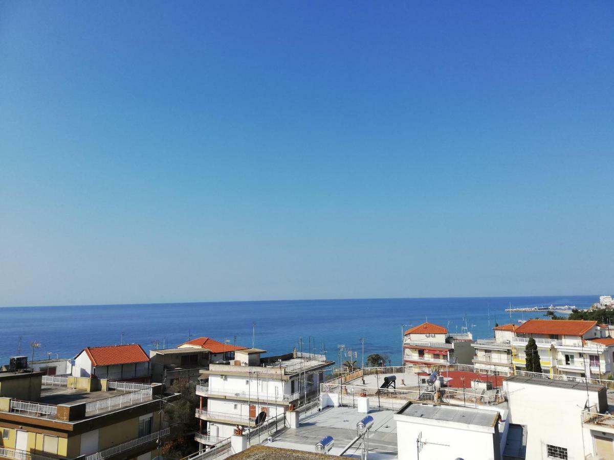 Crystal Blue Apartments Nea Kallikrateia Esterno foto